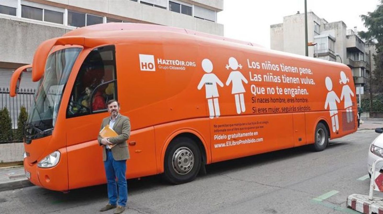 El presidente de HazteOir, Ignacio Arsuaga, junto al autobús tránsfobo