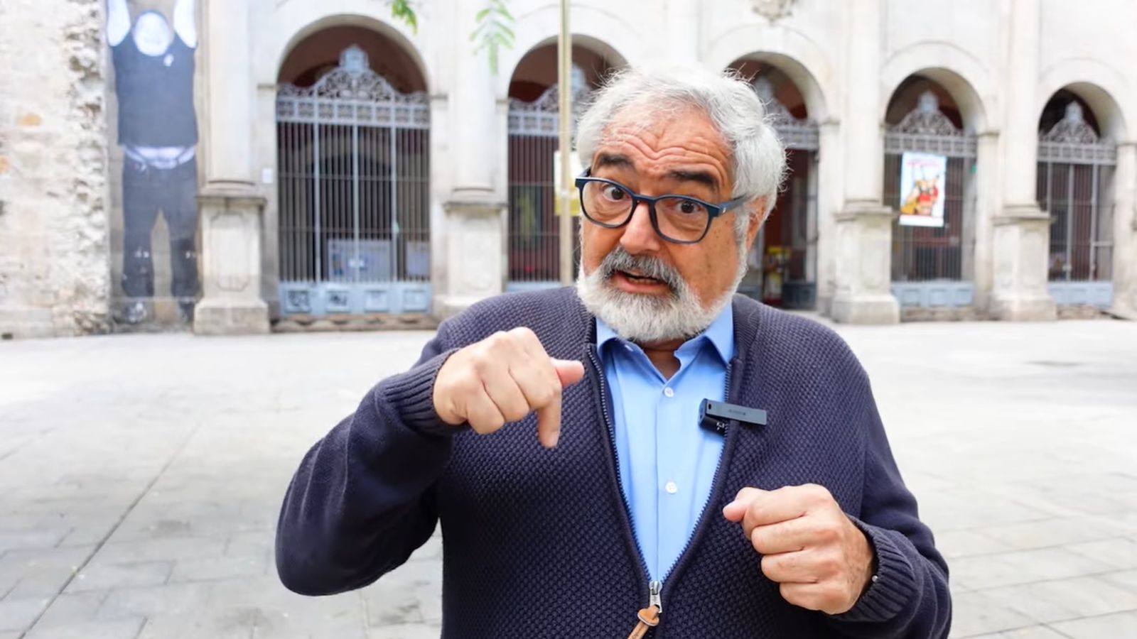 El director de Cáritas Barcelona, Eduard Sala, frente a la parroquia de San Agustín.