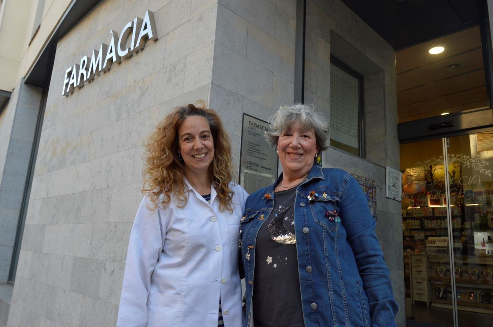 Ester Duch y Maria Mercè Requena, delante de la farmacia de Vimbodí