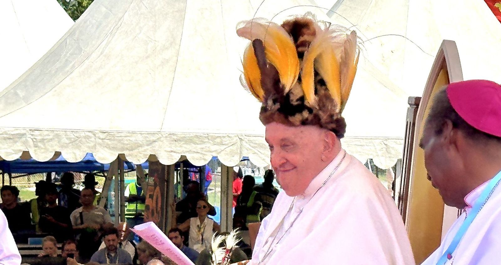 El Papa con un sombrero típico en Papúa
