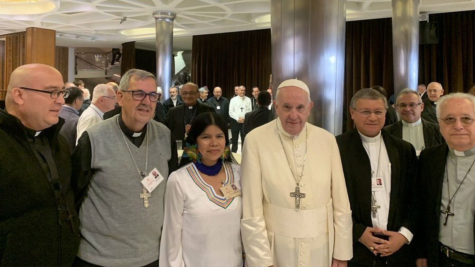 Patricia Gualinga (3i), hoy, con el Papa