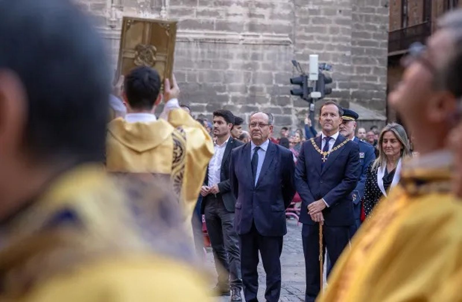 Alcalde de Toledo durante apertura pta sta catedral