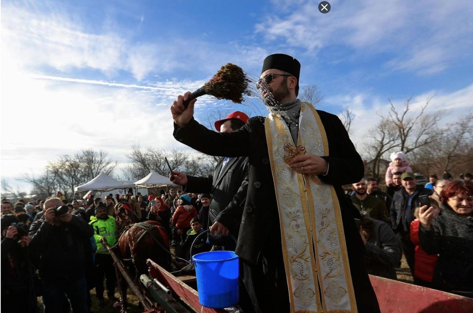 Sacerdote ortodoxo imparte una bendición