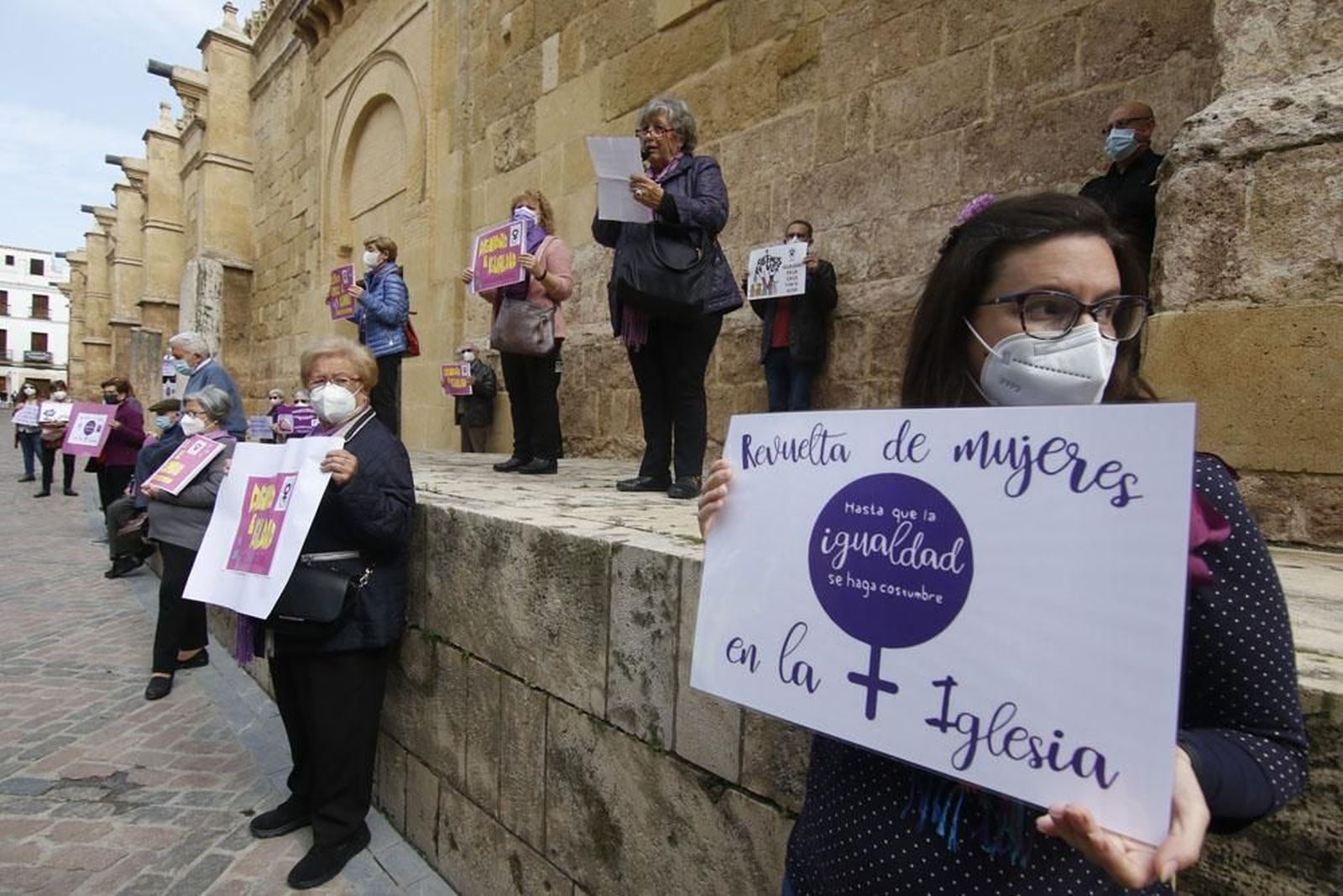 Creyentes, Críticas y Feministas