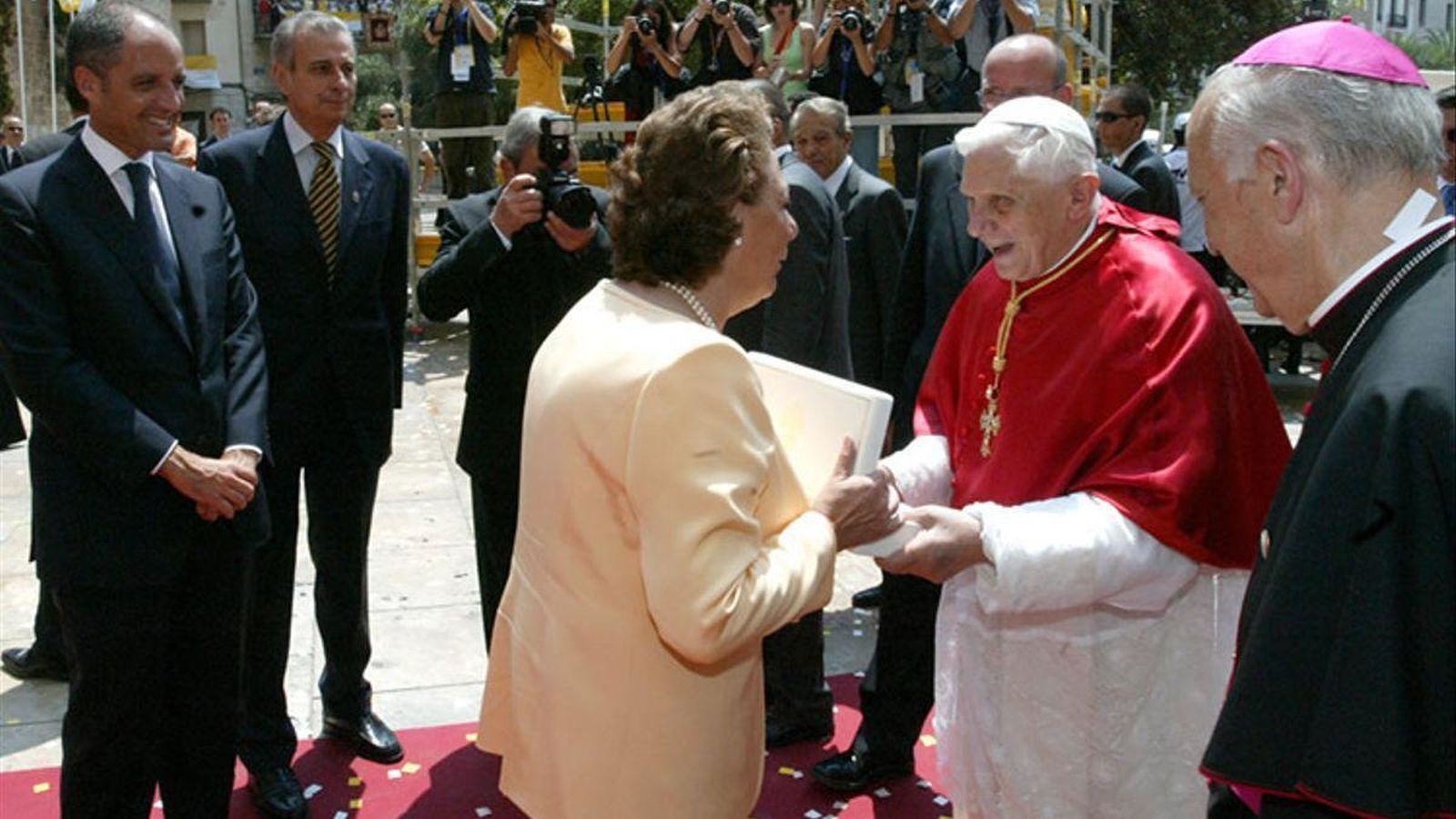 Benedicto XVI, a su llegada a Valencia en 2006