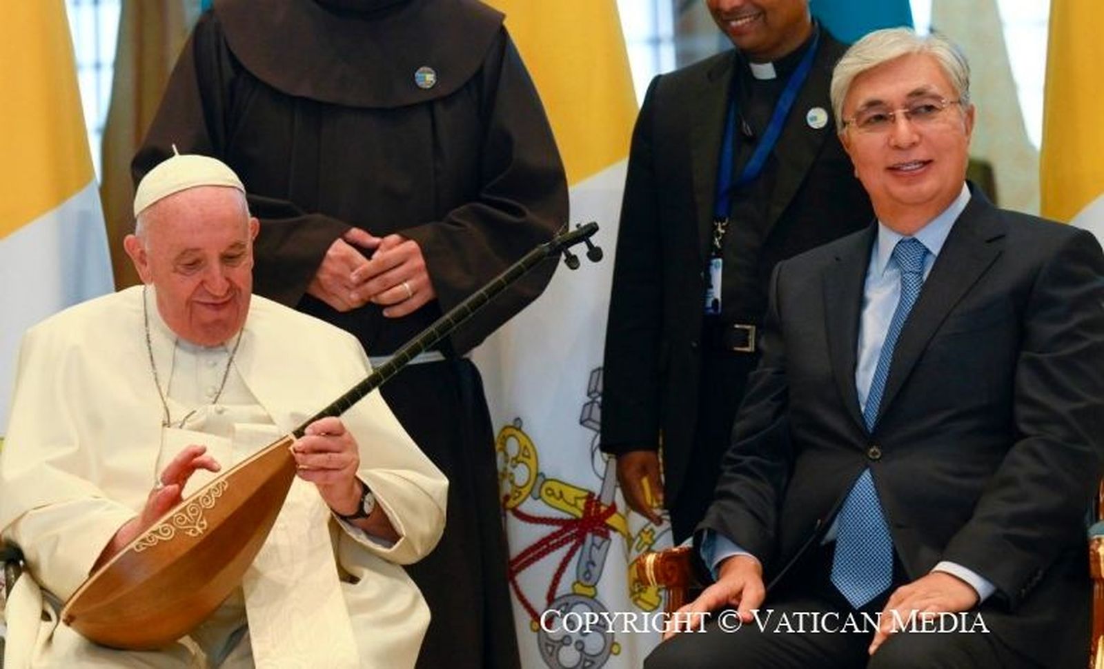 Francisco recibe el dombra de manos del presidente kazajo