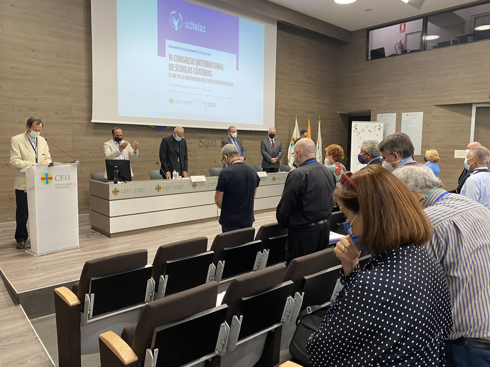 Rezo por el Papa en el CEU