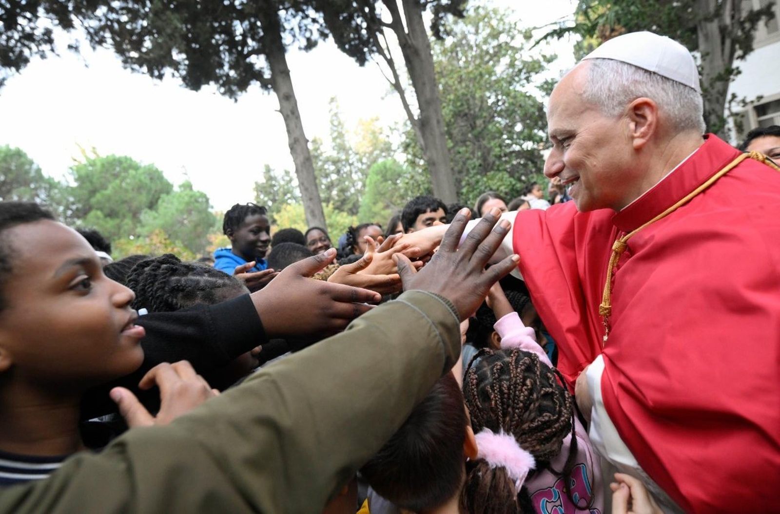 Papa saluda a los presentes fuera de la Catedral del Espíritu Santo de Estambul