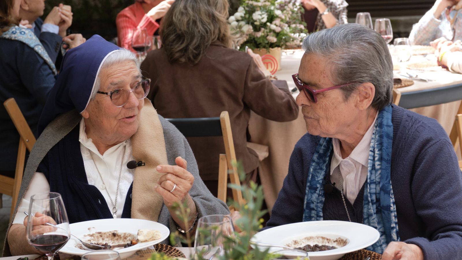 Las hermanas Hortensia y Regina degustando uno de los platos realizados en la prueba de exteriores de MasterChef Celebrity Legends.