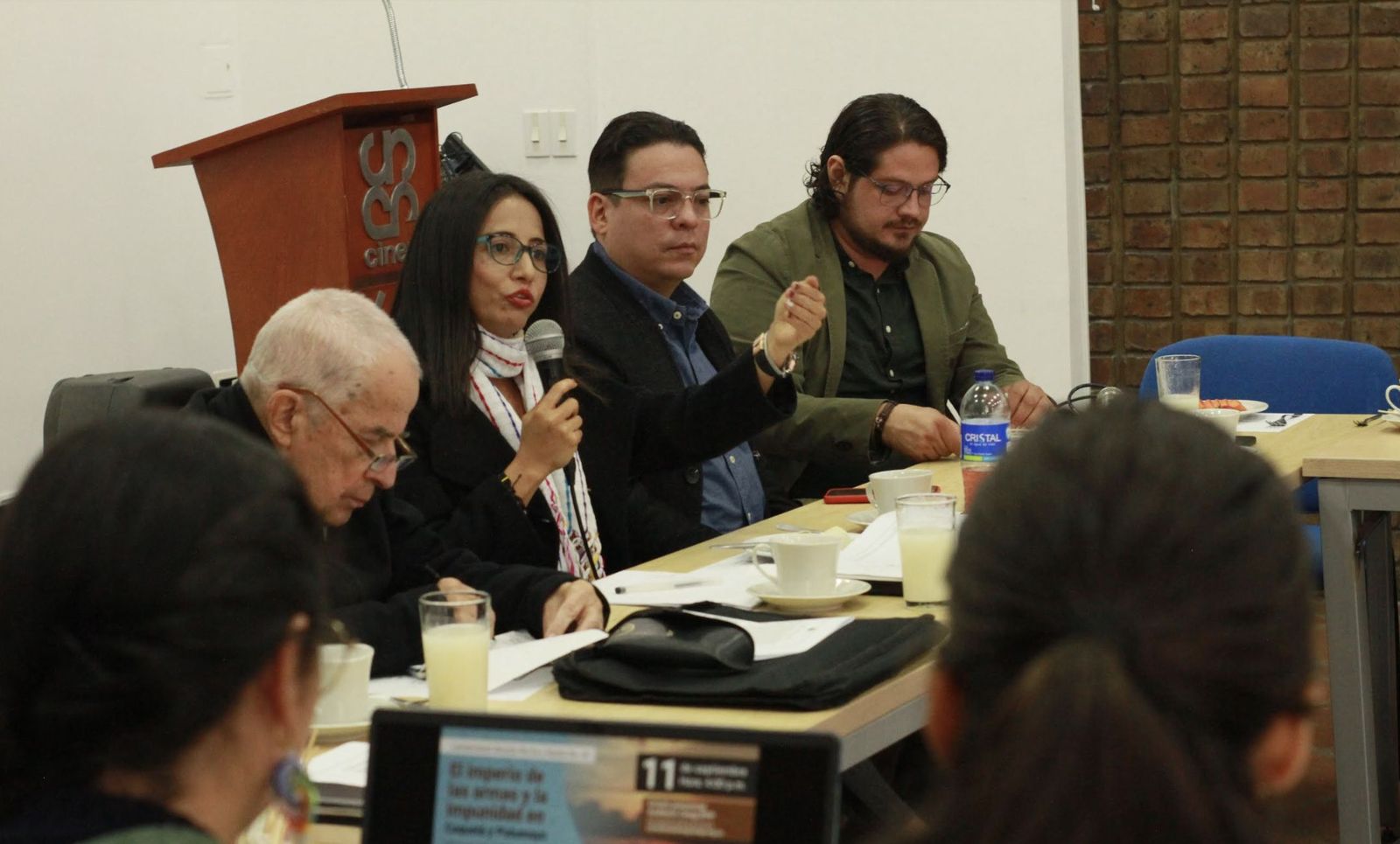Yuru Quintero, con micrófono en el centro de la imagen