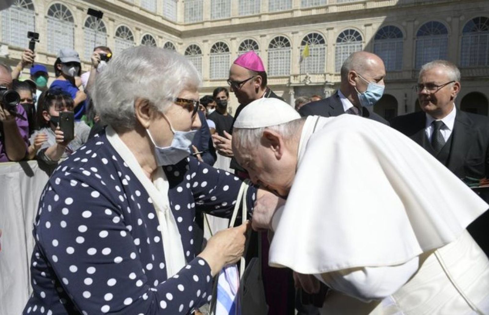 El papa besa el número tatuado en el brazo a una sobreviviente del Holocausto