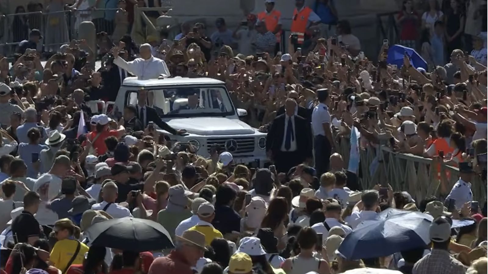 El Papa, entre los fieles en la plaza de san Pedro