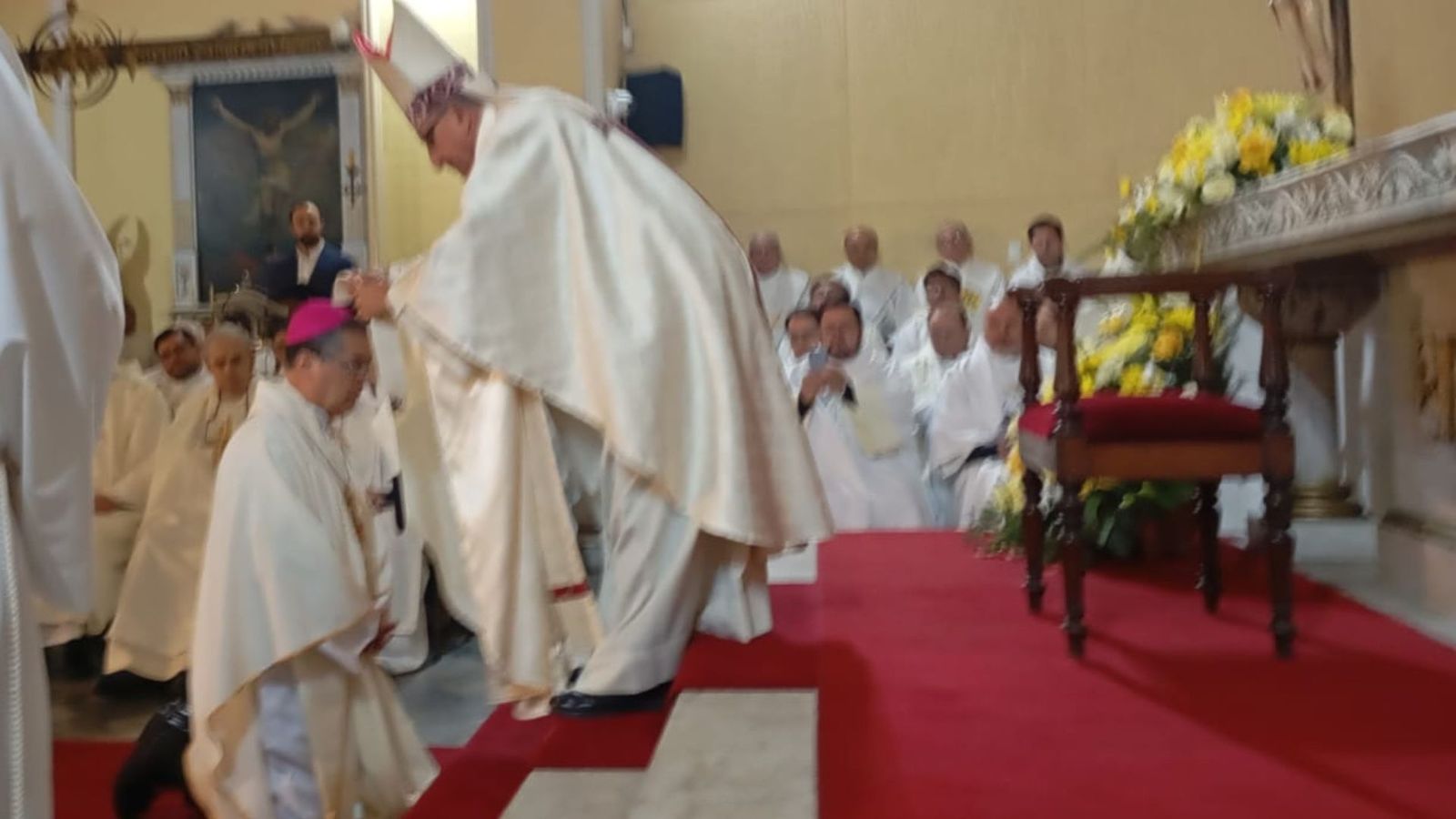 Mons Fernando Chimalí impuso el palio arzobispal a mons Pérez de Arce
