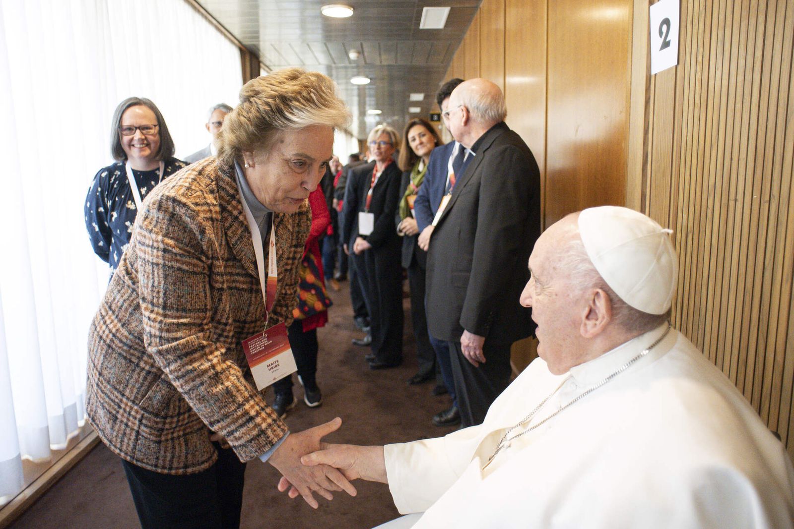 Maite Uribe, directora de la institución Teresiana, saluda al papa Francisco