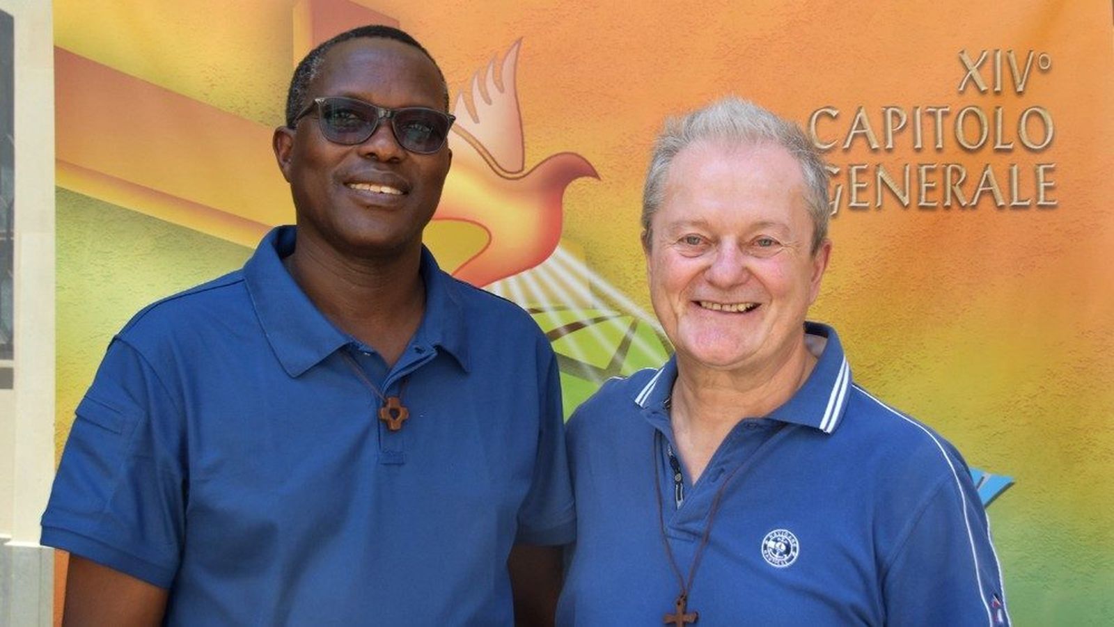 James Lengarin (izqda) y Stefano Camerlengo, superior general saliente