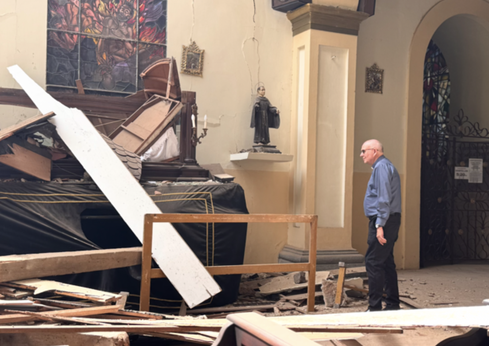 Raúl Biord en una iglesia tras los terremotos