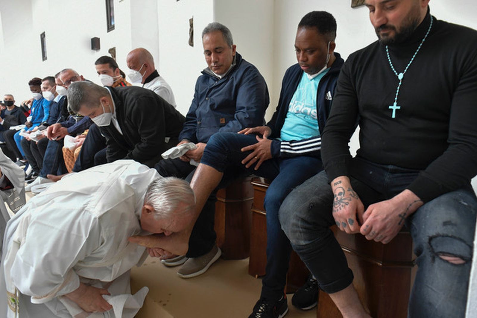 El Papa vence su dolor de rodilla y vuelve a la cárcel para lavar los pies de los presos de Civitavecchia