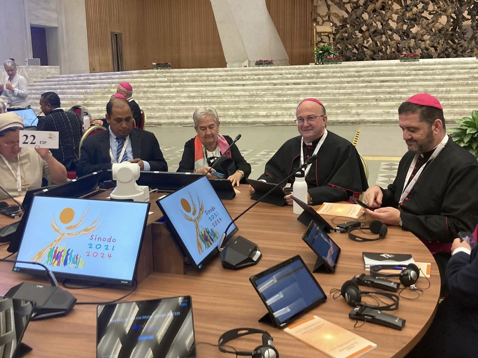 El obispo Francesc Conesa al lado de la jesuitina María Luisa Berzosa