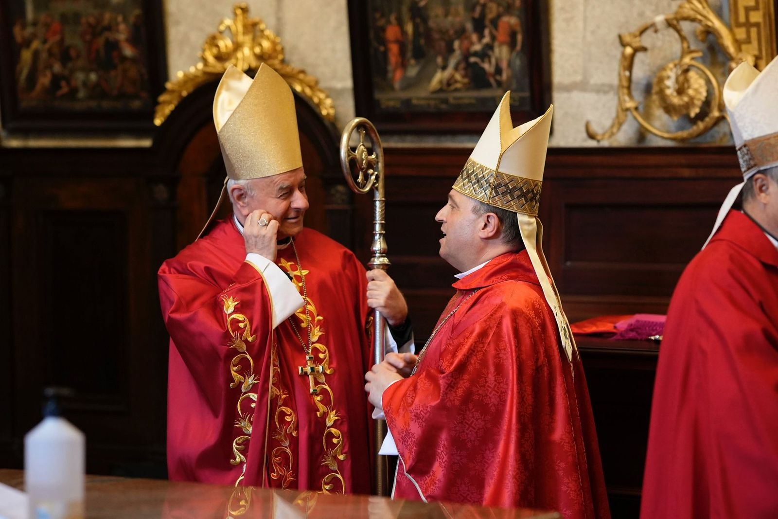 Los arzobispos Prieto y Paglia en la catedral de Santiago de Compostela