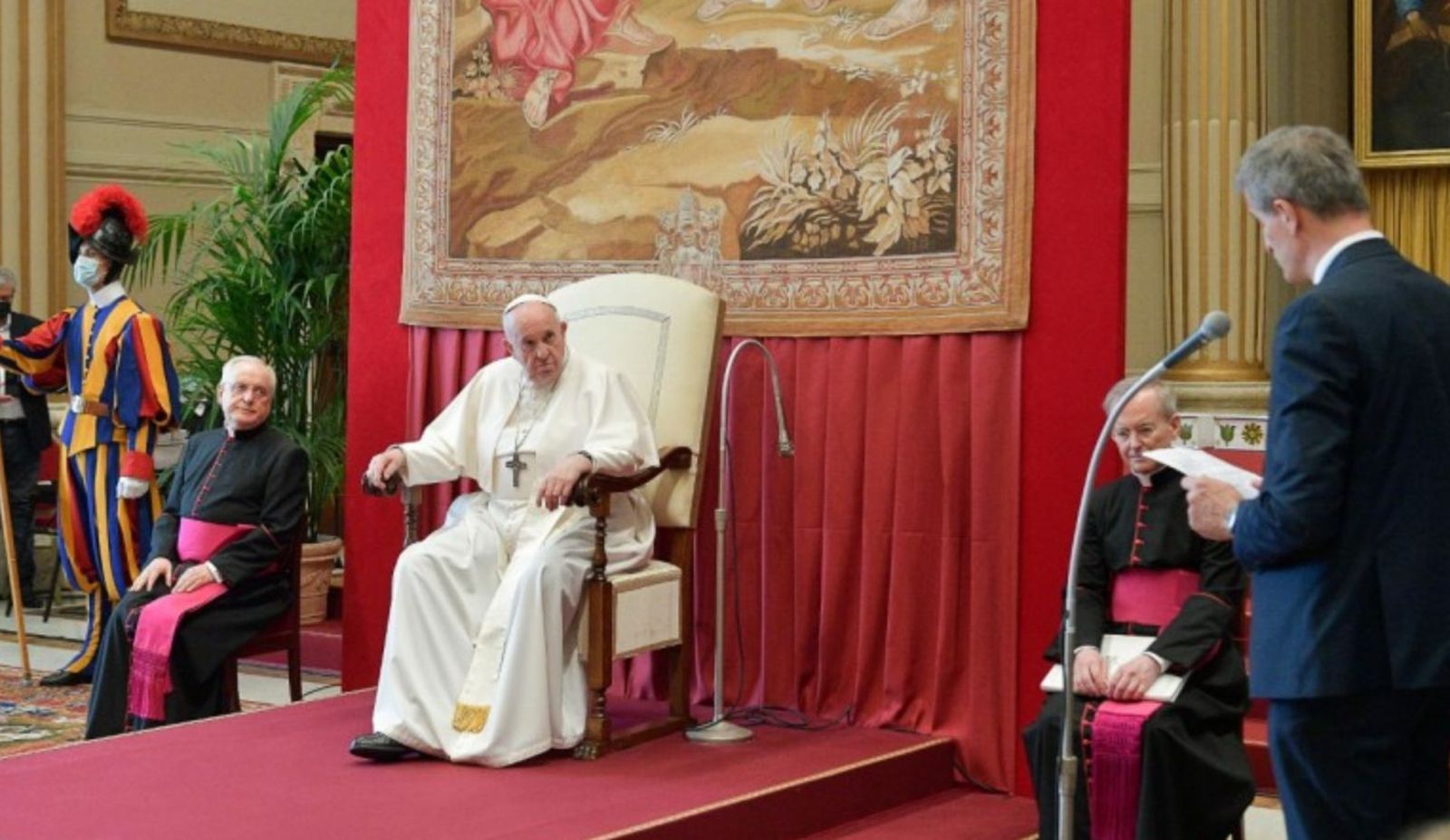 El Papa, a los diáconos permanentes