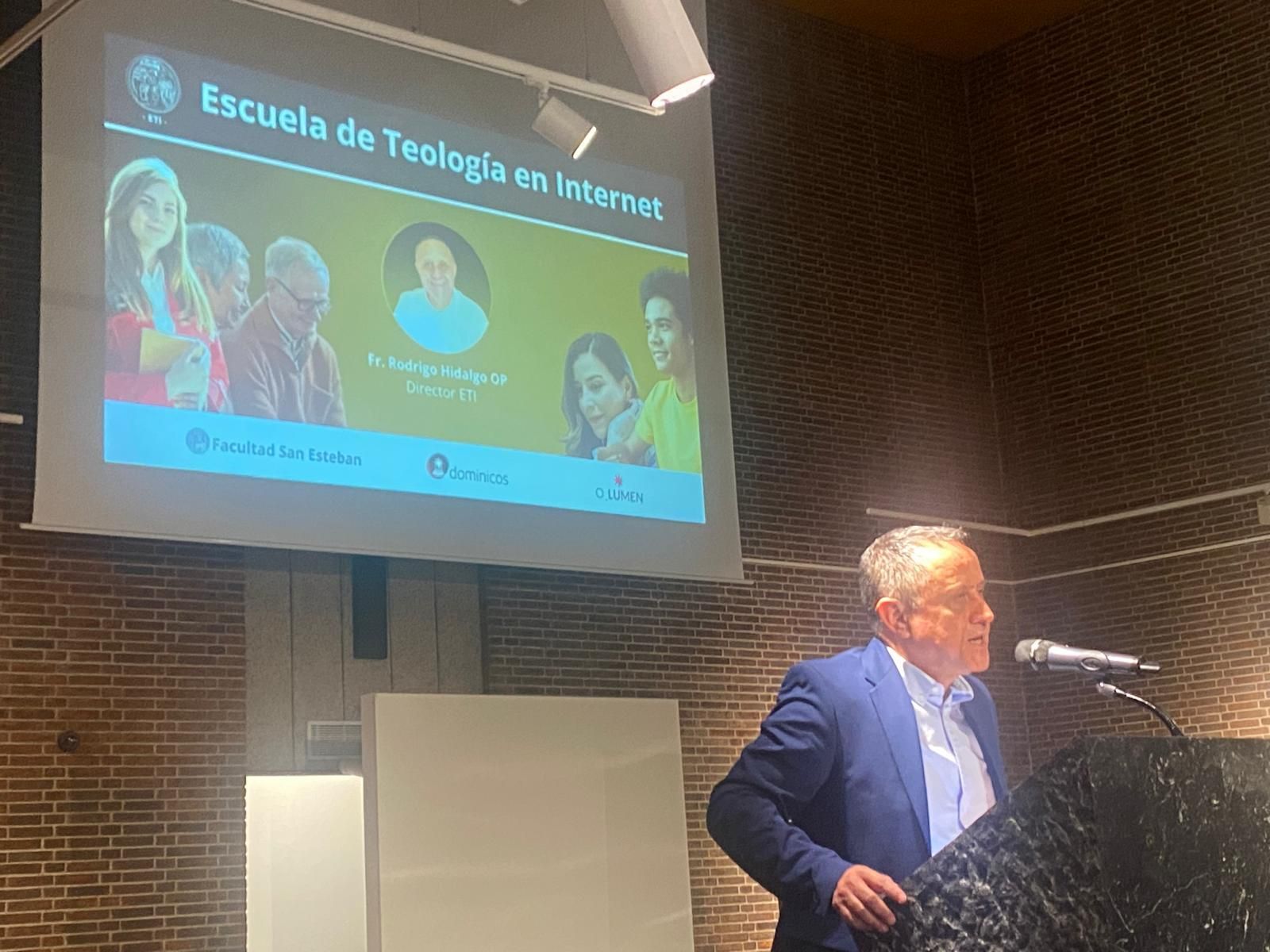 Rodrigo Hidalgo, op, durante su intervención