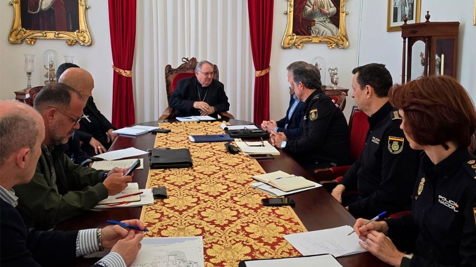 Mandos de la Policía Nacional con el obispo de la Diócesis de Canarias en un encuentro en el marco
