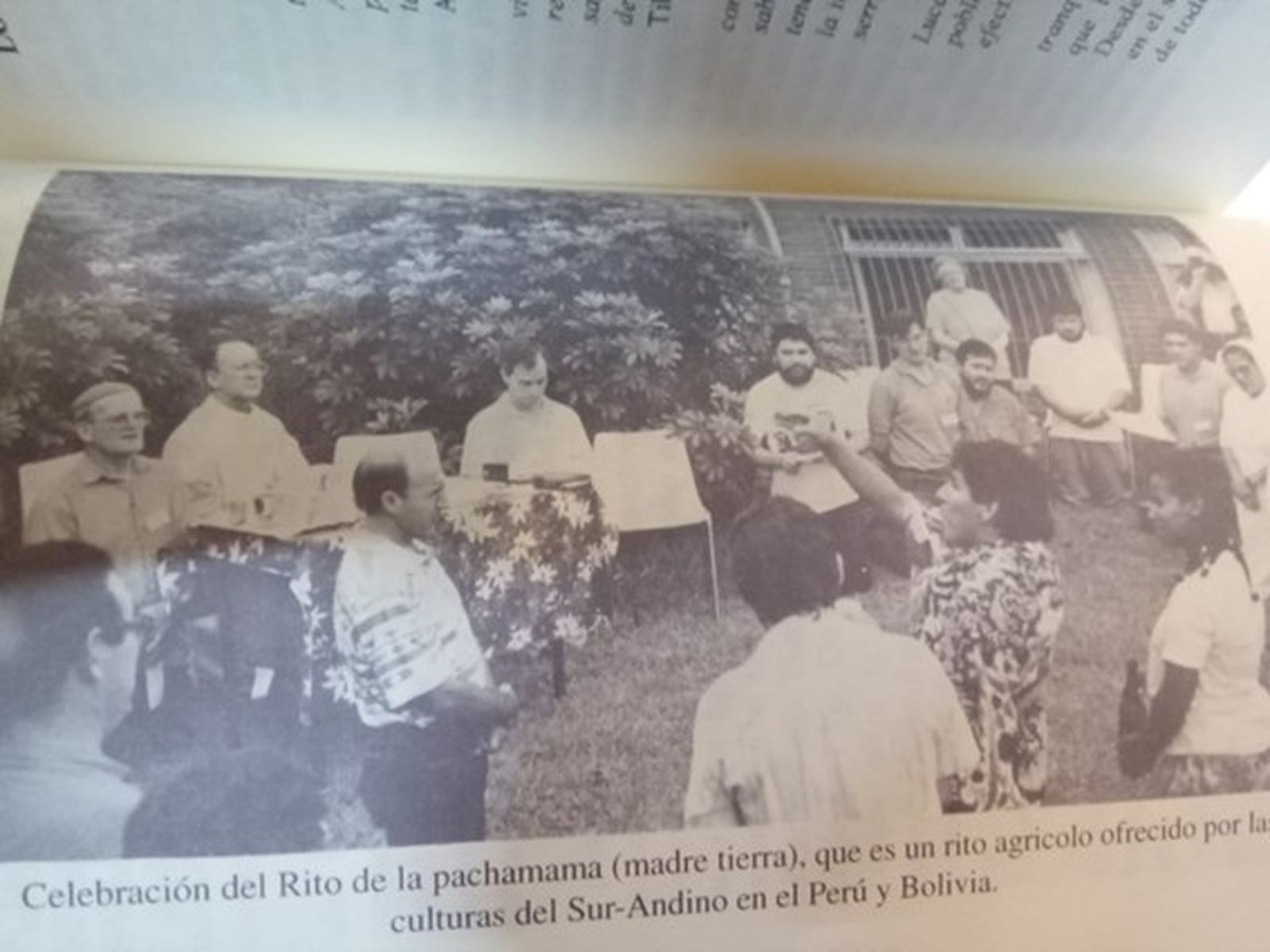 Robert Prevost 1995 en una ceremonia a la Pachamama