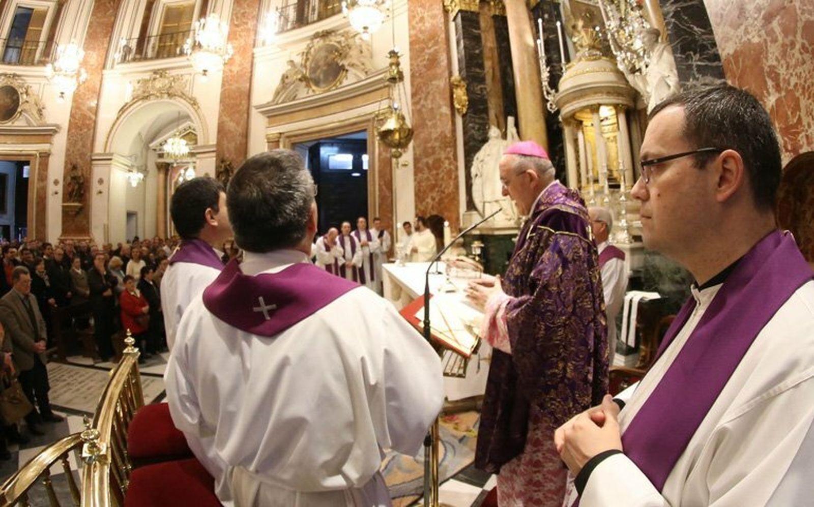 Osoro, con algunos seminaristas de Madrid