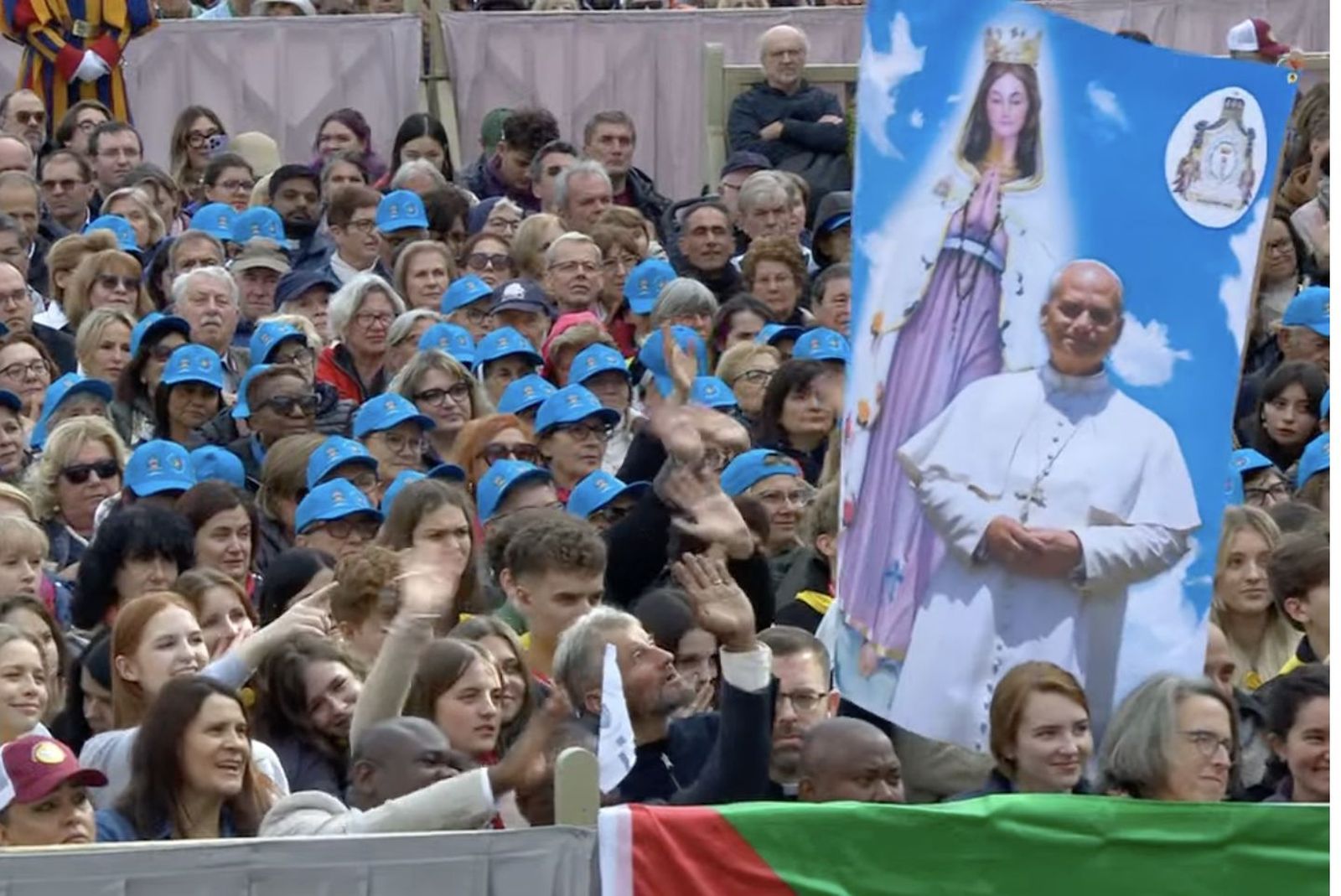 Fieles en la plaza de San Pedro