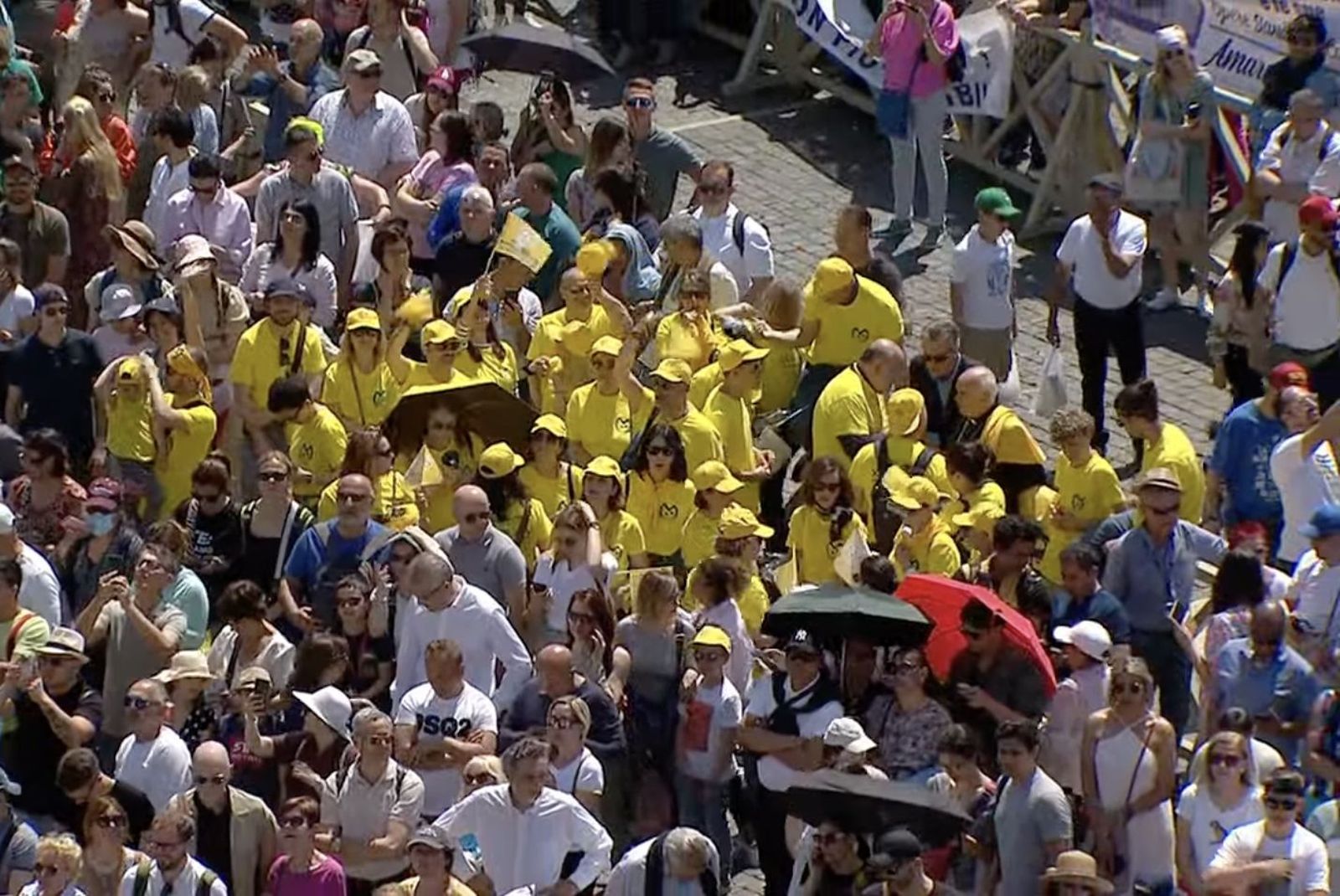Un grupo de peregrinos en la plaza de San Pedro