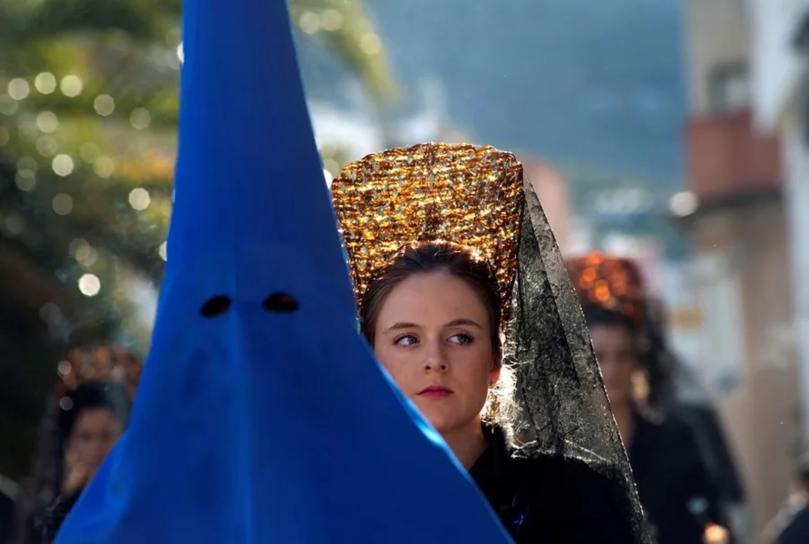 Una mujer con mantilla durante la procesión de la Ilustre y Franciscana Cofradía del Santísimo Cristo de las Misericordias y Nuestra Señora de las Lágrimas de Jaén.