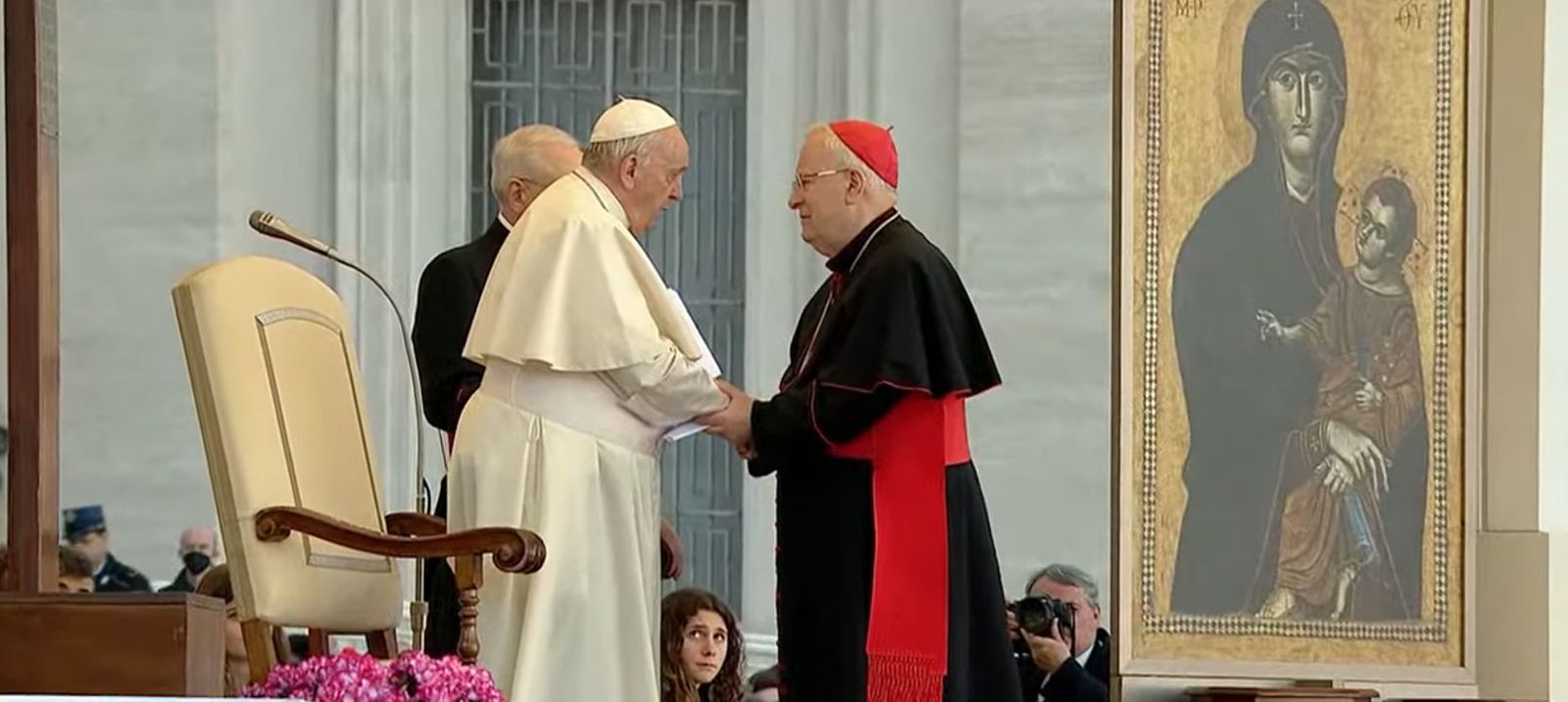 Papa saluda al cardenal Basetti