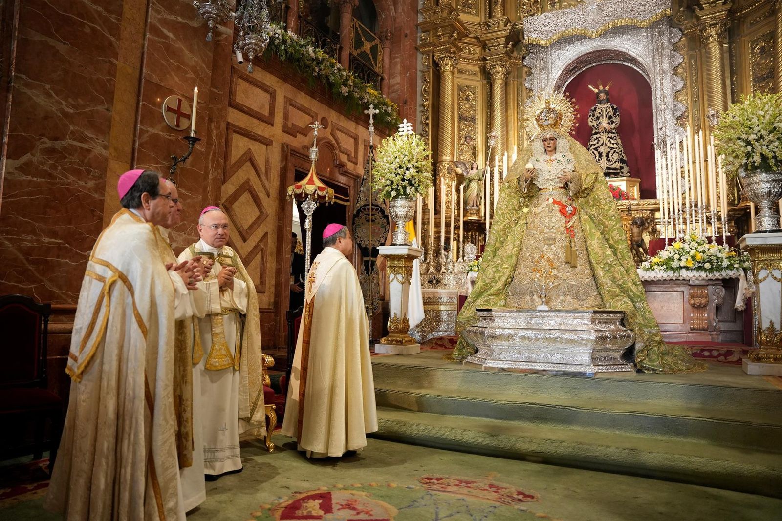 La Virgen de la Esperanza Macarena, distinguida con la Rosa de Oro