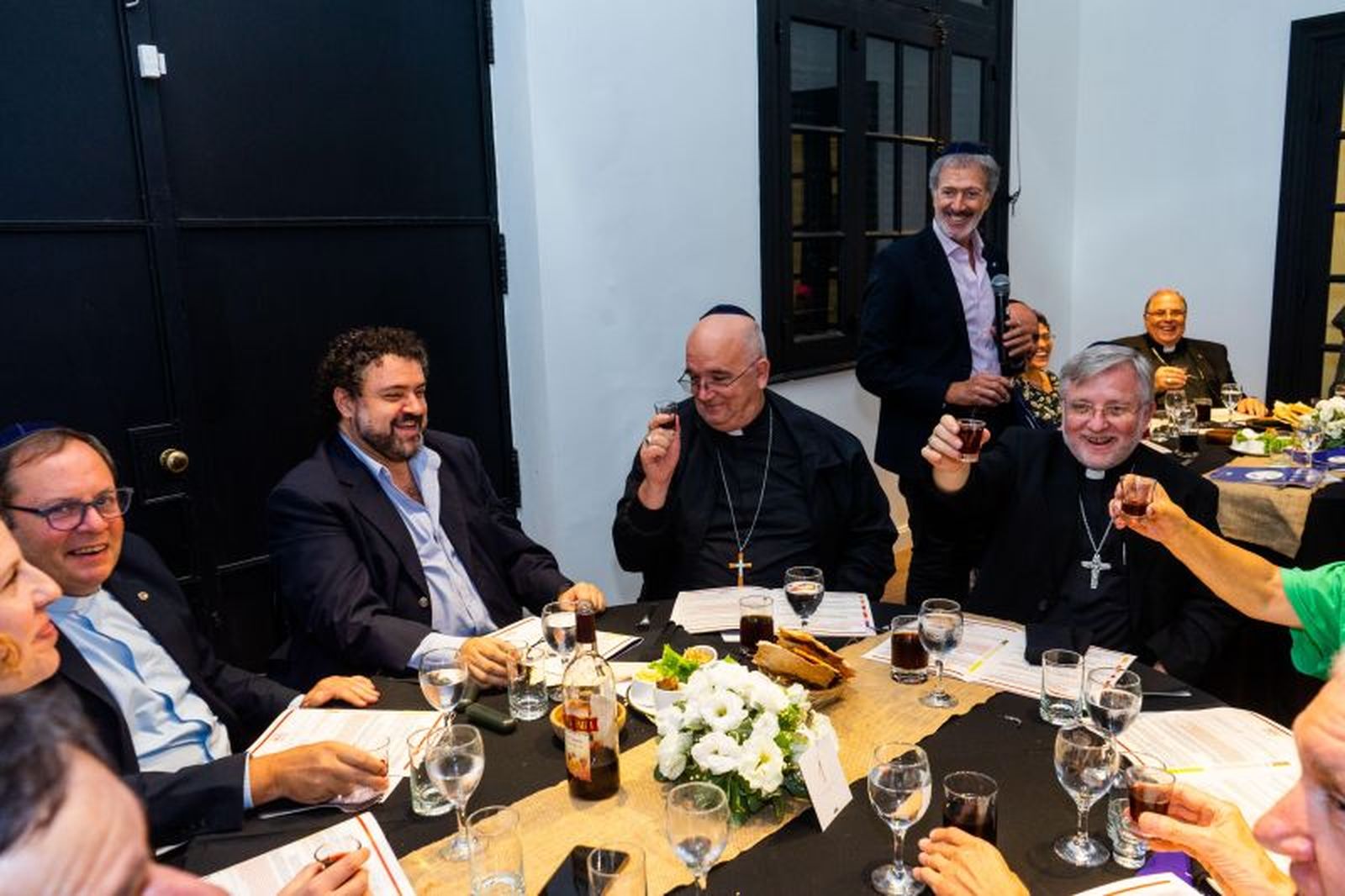 Mesa compartida por la Pascua judía