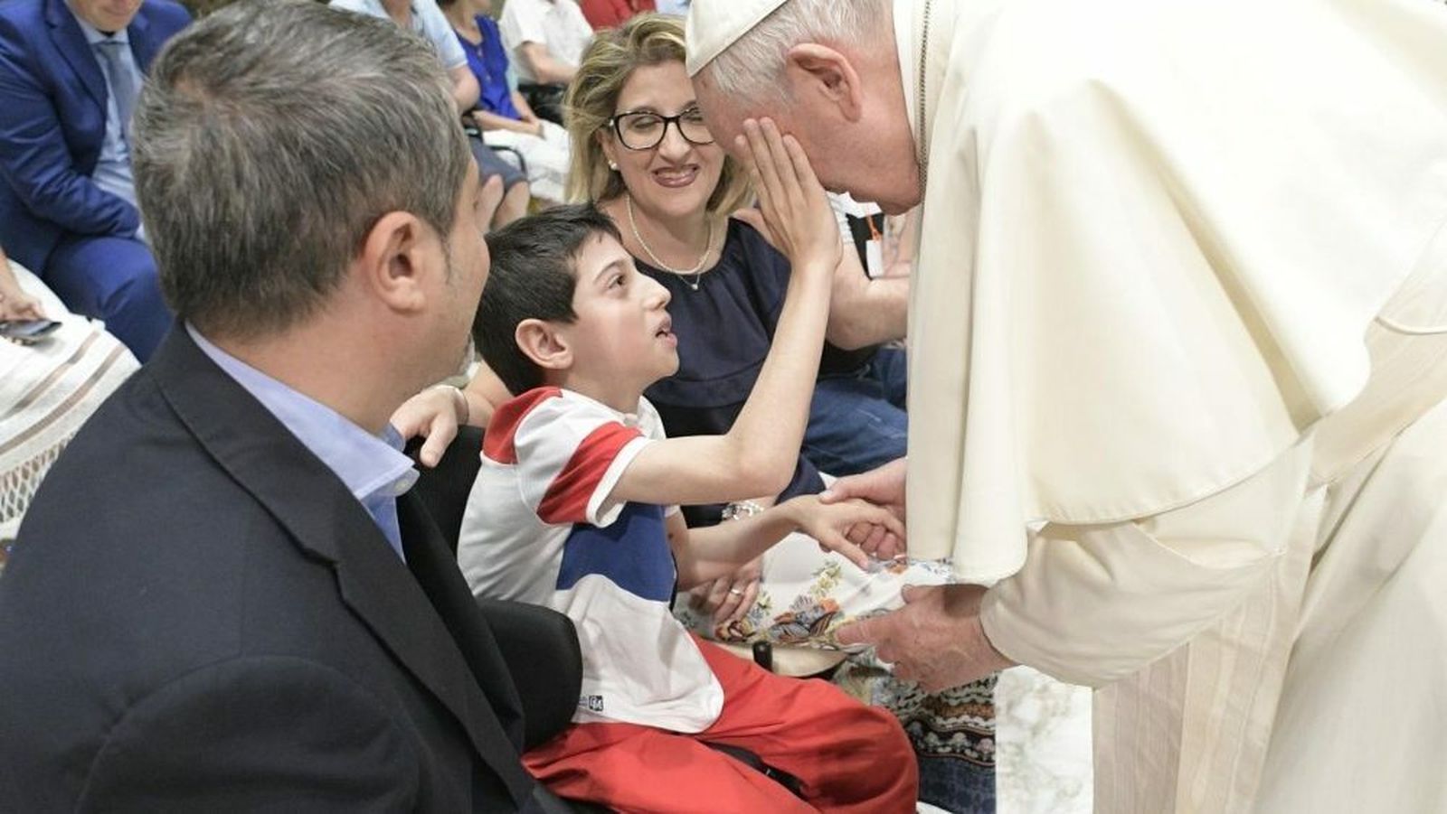 Francisco, hoy, con un niño enfermo