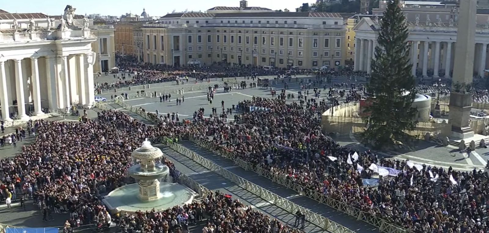 Miles de fieles en la plaza de San Pedro