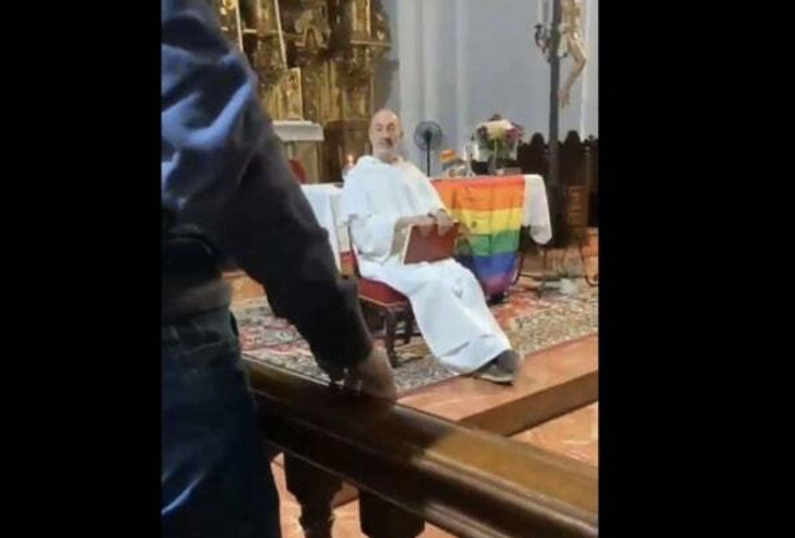 Imagen del joven increpando al sacerdote