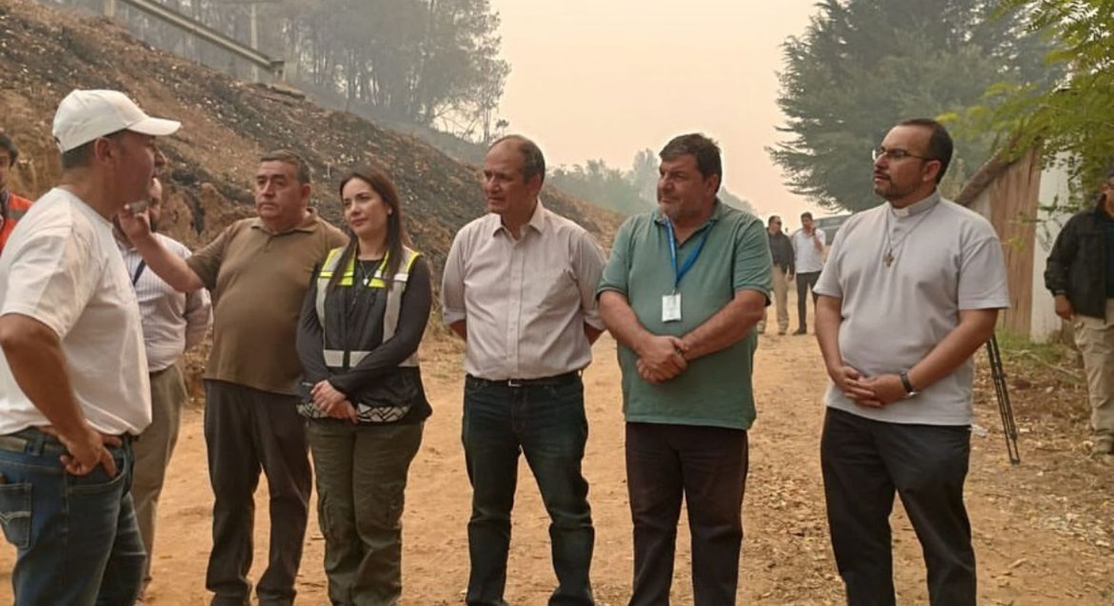 Obispo Bernardo ALvarez (der) en terreno