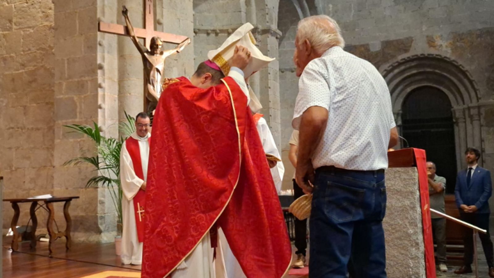 El obispo se cambió la mitra.