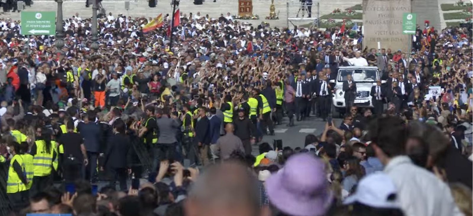 León XIV saluda desde la Vía della Conziliacione