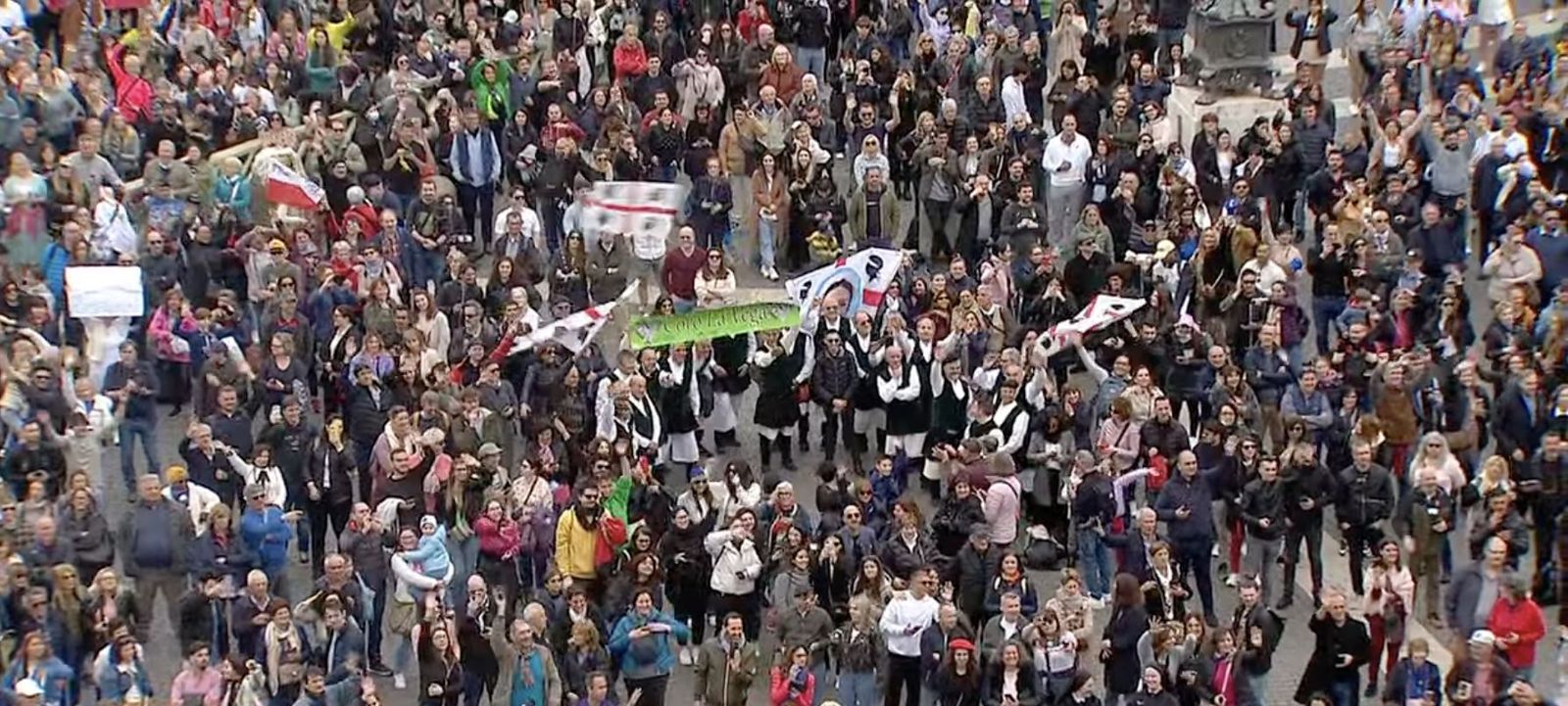 Miles de fieles en San Pedro