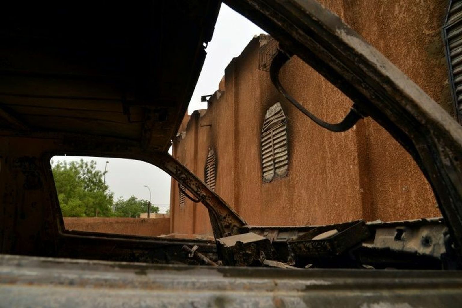 Un vehículo quemado en 2015 en el exterior de una iglesia de Niamey, incendiada durante una protesta por la publicación de caricaturas del rofeta Mahoma en la revista satírica francesa Charlie Hebdo
