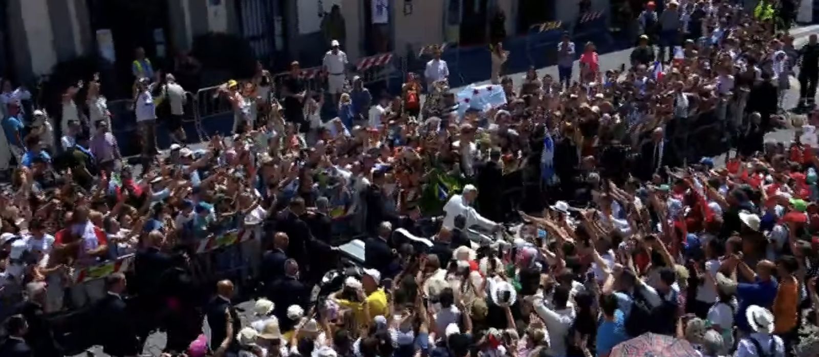 El Papa saluda a los fieles al término del Angelus
