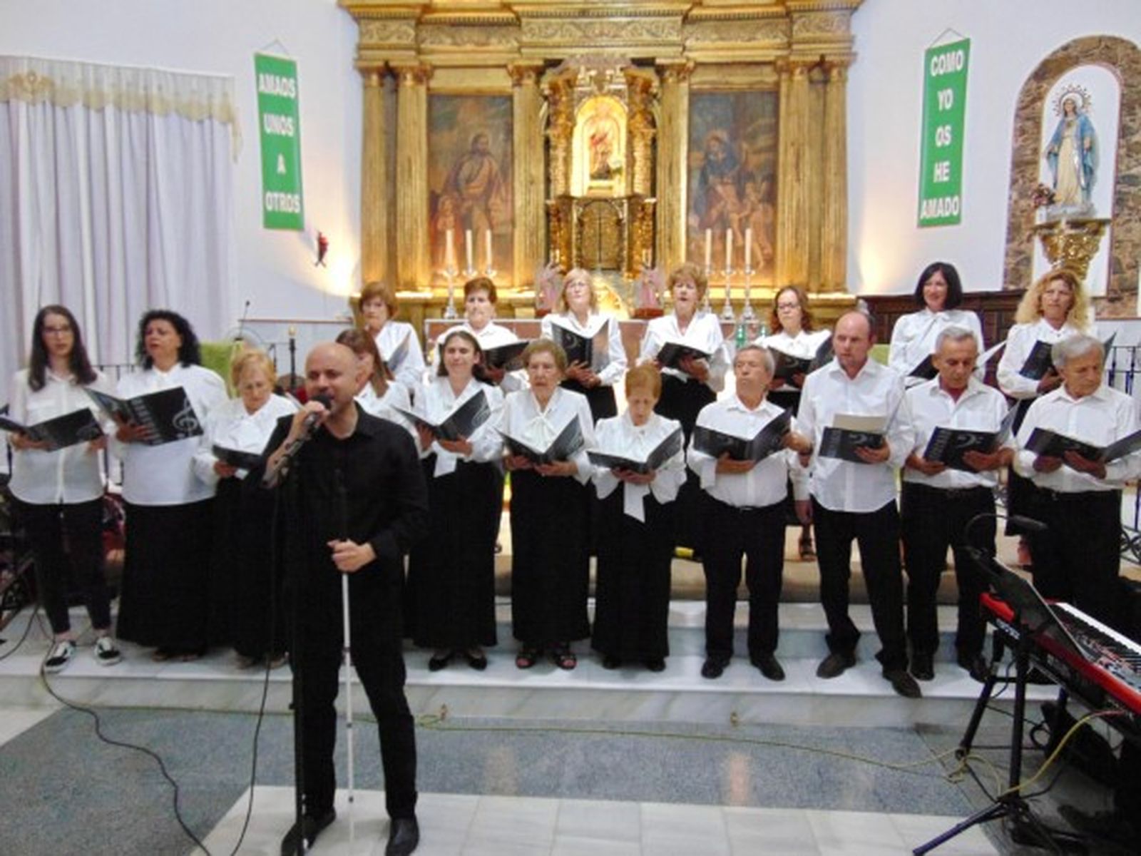 Cantante-y-coro-600-x-450