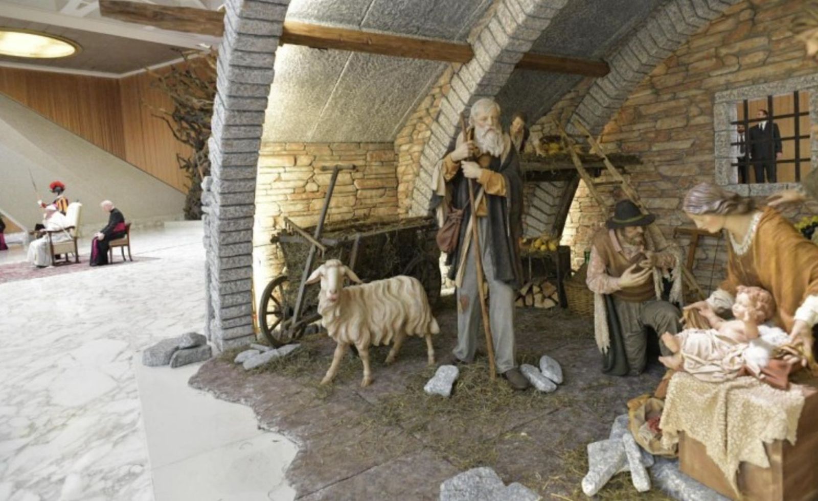 El Papa Francisco y el belén del aula Pablo VI