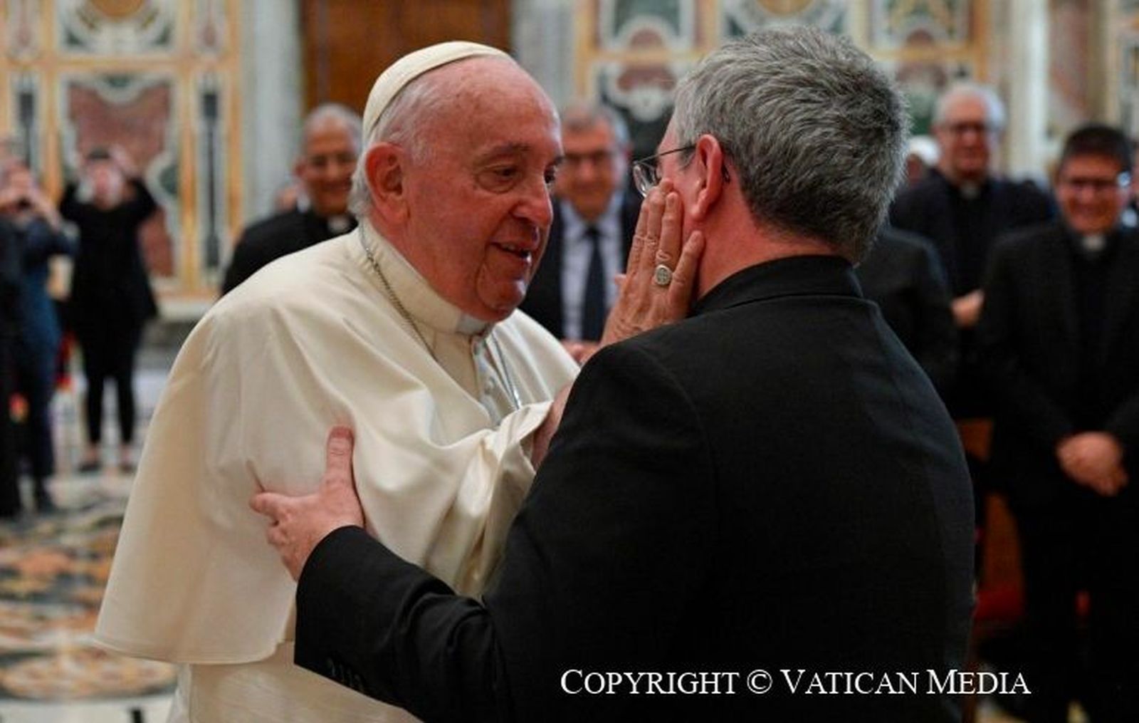 El Papa saluda con cariño a Fernando Prado