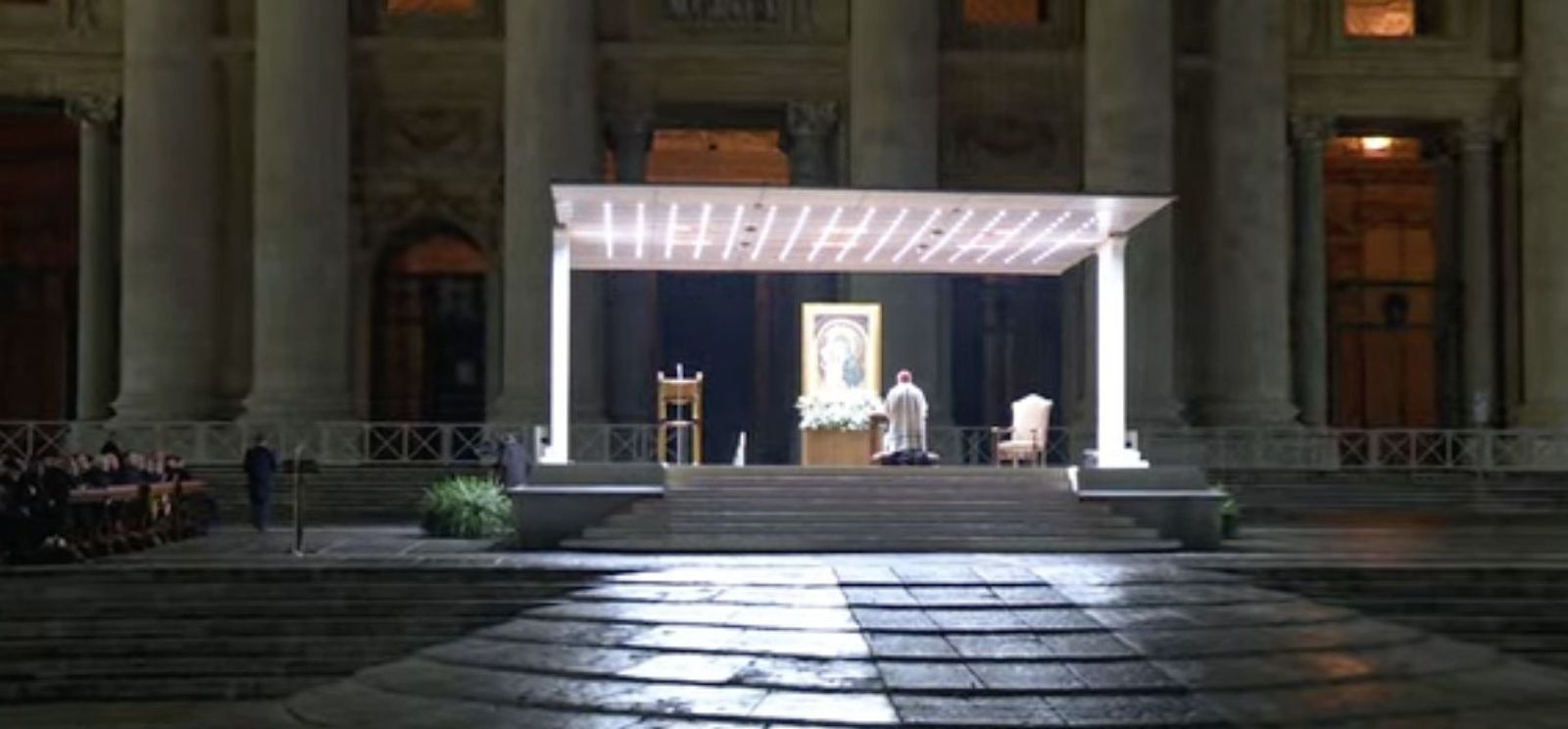 Parolin, arrodillado. A su derecha, la silla vacía del Papa