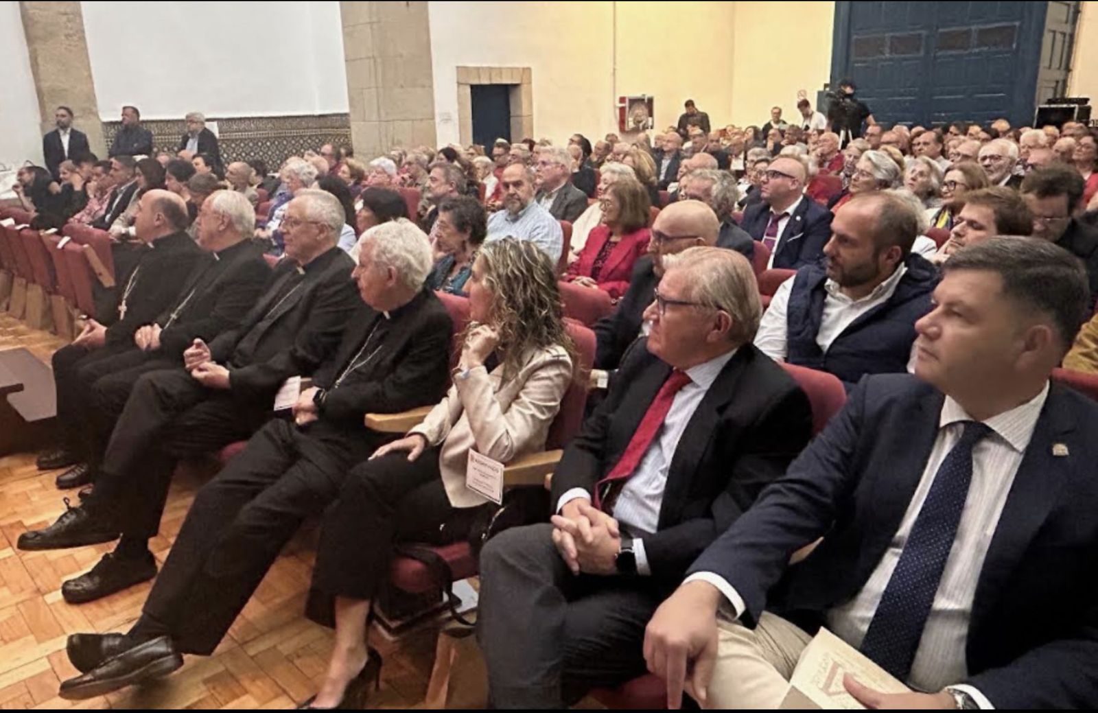 Los obispos gallegos, en la primera fila de los asistentes al homenaje