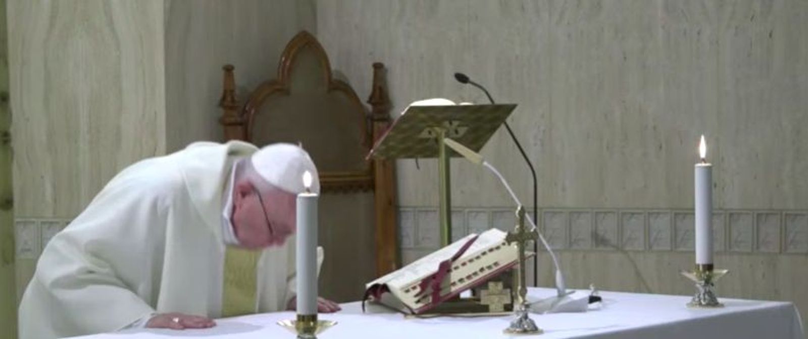 Francisco se inclina ante el altar de Santa Marta