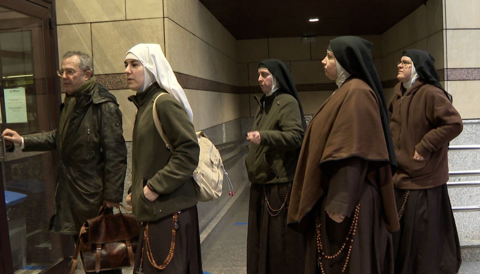 Las ex religiosas, entrando en el juzgado